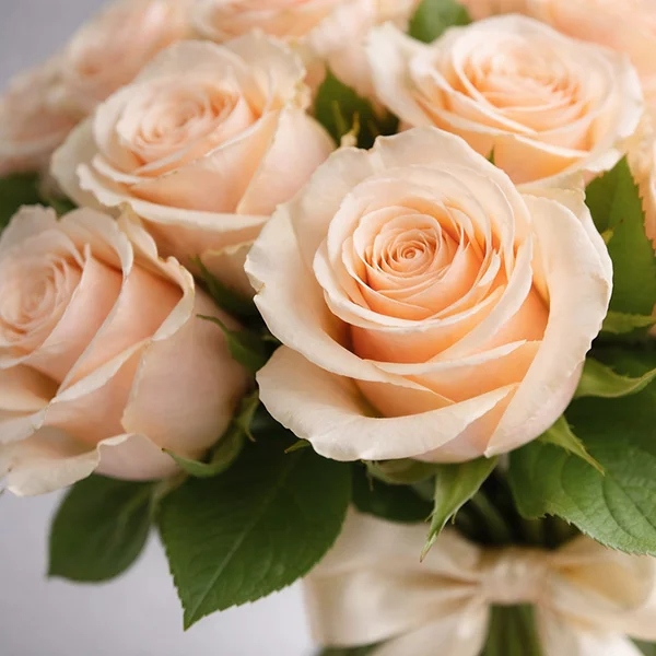 Букет роз кремового цвета